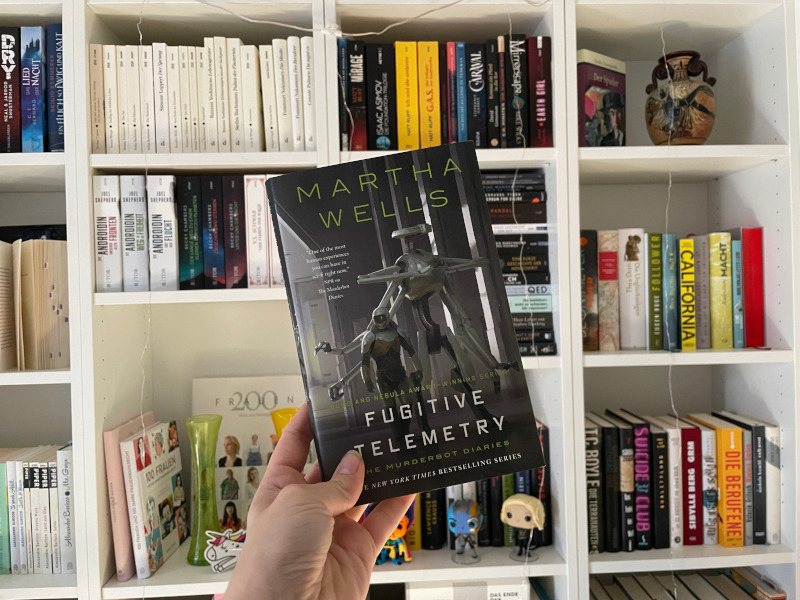 Fugitive Telemetry von Martha Wells vor Zockis Bücherregal.